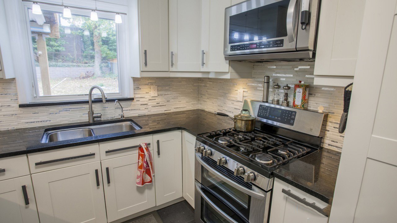 mặt đá granite sẫm màu
