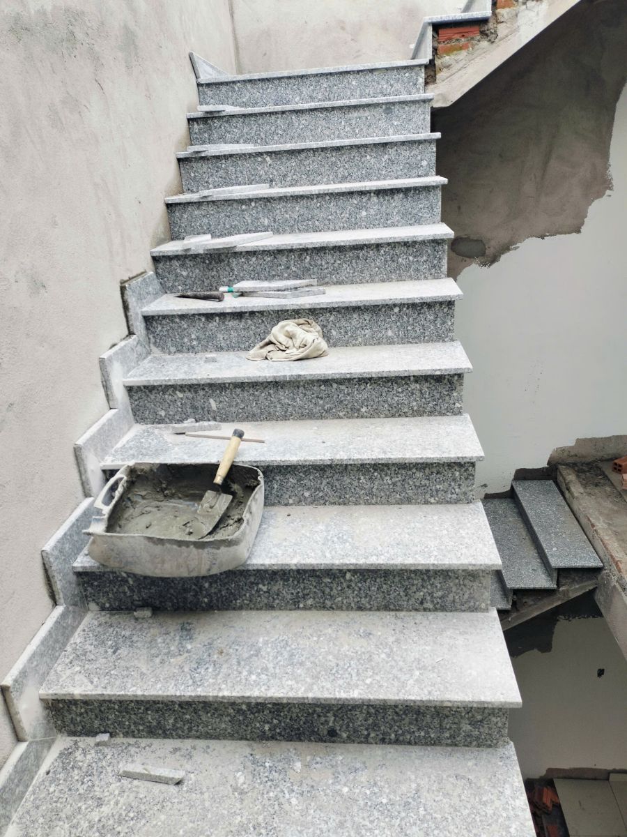 Thi công cầu thang đá hoa cương tại nhà bè
