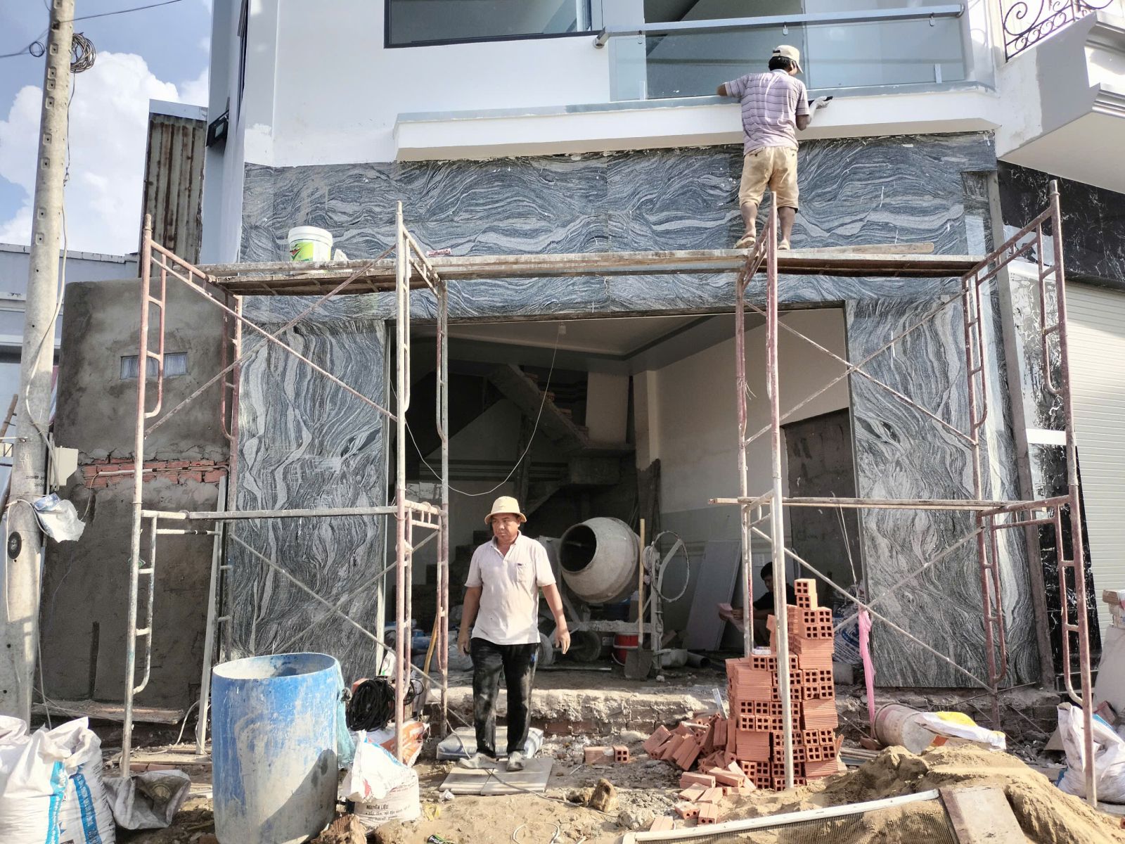Đội Thợ Đá Hoa Cương Khánh Hùng Đang Triển Khai Dự Án Tại Quận 7