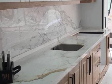 Nên Dùng Mặt Bàn Đá Granite Tối Màu Hay Sáng Màu?