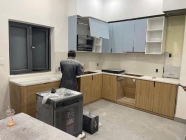 Thi Công Bàn Bếp Màu Trắng Tại Sài Gòn
